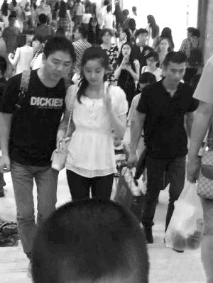 兩人在地下通道內 網(wǎng)絡圖片