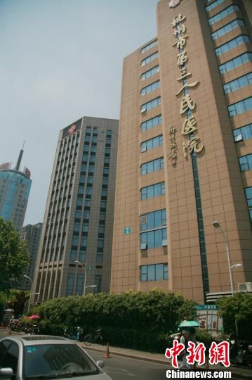 事發(fā)的醫(yī)院門口。 李晨韻 攝