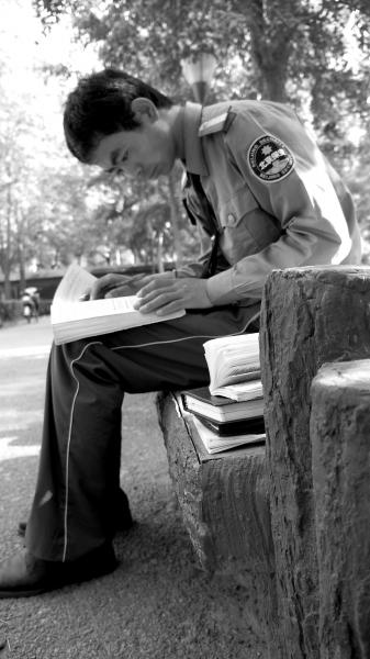 北外保安回鄉(xiāng)復(fù)讀考上一本 暑期工地搬磚賺學(xué)費 北外保安回鄉(xiāng)復(fù)讀考上一本 暑期工地搬磚賺學(xué)費