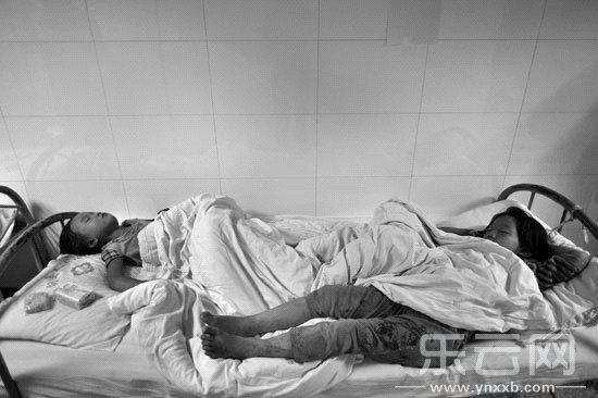 云南魯?shù)榉蚱抻娩z頭刨出4個(gè)孩子 3人骨折1人昏迷 云南魯?shù)榉蚱抻娩z頭刨出4個(gè)孩子 3人骨折1人昏迷