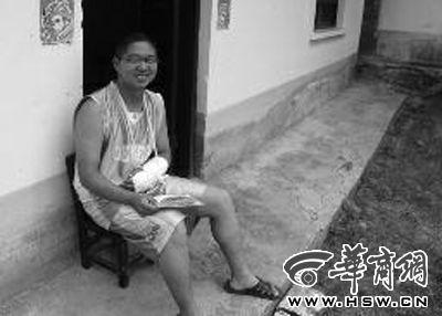昨日受傷在家的段恒說,等大學(xué)畢業(yè)了,要替父母供妹妹上學(xué) 華商報(bào)記者 曾春 攝