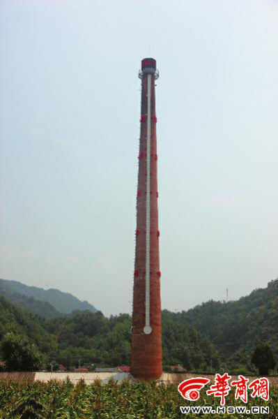 昨日中午，68米高的“溫度計(jì)”最上端，顯示著實(shí)時(shí)溫度