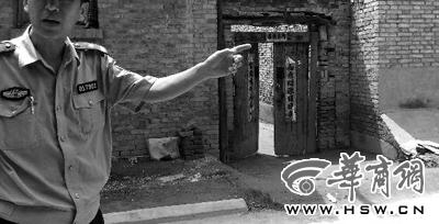 昨日，西安市閻良區(qū)譚家村，警方在孫某家調(diào)查 記者 黃利健 攝