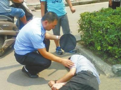 民警用警帽為醉倒男子扇風遮陽走紅網(wǎng)絡(luò)(圖)