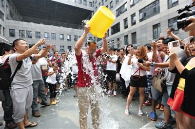 昨日，奇虎360董事長周鴻祎公開展現(xiàn)參加“冰桶”挑戰(zhàn)的“濕身”過程。新京報記者 侯少卿 攝