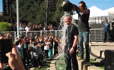 蘋果CEO蒂姆·庫克在自己公司的內(nèi)部活動上，讓自己來了個透心涼。邀請庫克參加游戲的是他的下屬、蘋果高級副總裁菲爾·席勒。