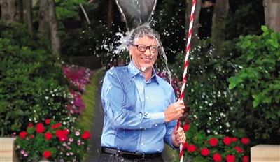 從蓋茨挑戰(zhàn)“冰桶”的視頻中可以發(fā)現(xiàn)微軟最新平板電腦Surface Pro 3的身影，網(wǎng)友稱蓋茨在做公益時還不忘給自家產(chǎn)品做代言。