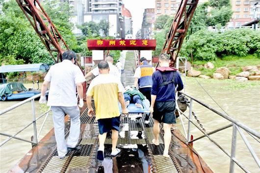 高二女生跳江輕生 漂流12小時獲救(圖) 高二女生跳江輕生 漂流12小時獲救(圖)