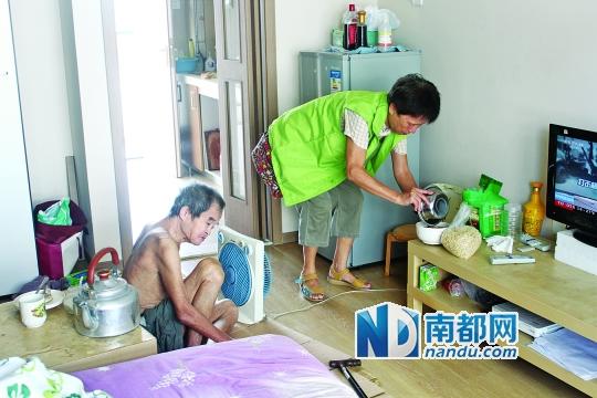 居民徐阿姨去看望何譚送老人，并送去熱湯