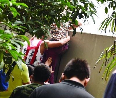 2小時(shí)后，該包工頭終于被抱下來了。