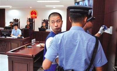 宣判后，馬凱被帶出法庭時，沖著旁聽席上的姐姐喊道：“照顧好媽”。