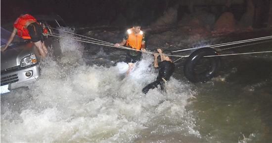 浙江司機(jī)為抄近道回家被沖下大壩 險送5條命 浙江司機(jī)為抄近道回家被沖下大壩 險送5條命