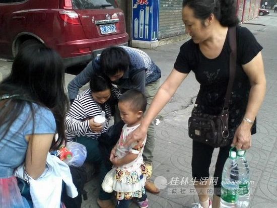 孕婦當街分娩路人站圈護“產(chǎn)” 母子平安(圖) 孕婦當街分娩路人站圈護“產(chǎn)” 母子平安(圖)