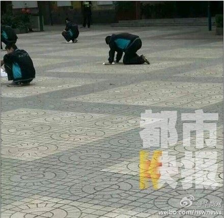 西安一初中老師罰學(xué)生蹲在操場(chǎng)寫作業(yè)(圖) 西安一初中老師罰學(xué)生蹲在操場(chǎng)寫作業(yè)(圖)