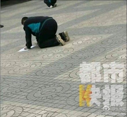 西安一初中老師罰學(xué)生蹲在操場(chǎng)寫作業(yè)(圖) 西安一初中老師罰學(xué)生蹲在操場(chǎng)寫作業(yè)(圖)