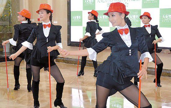 重慶12位奶奶為上春晚集體整容:再不瘋狂就老了 重慶12位奶奶為上春晚集體整容:再不瘋狂就老了