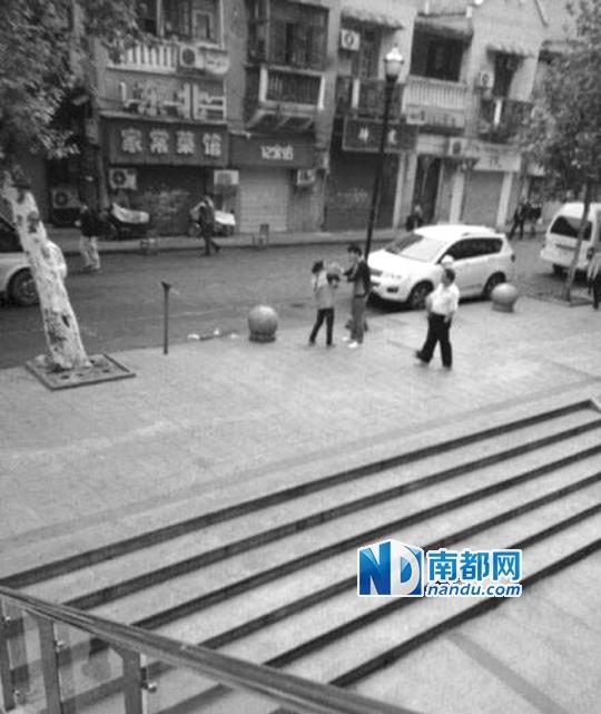 10月18日，武漢一男子抓住環(huán)衛(wèi)工打耳光。