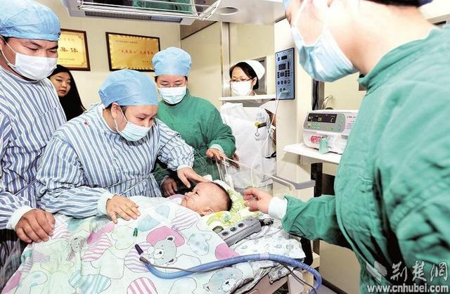 圖為：成功進(jìn)行心臟移植手術(shù)后，小患者平安度過術(shù)后危險(xiǎn)期，14日轉(zhuǎn)入普通隔離病房 （攝影 魏錸）