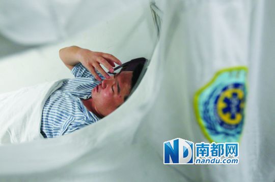 19日，北大深圳醫(yī)院，透過(guò)被撕破的工作服，急診科醫(yī)護(hù)人員申洪濤身體多處被醉酒男子抓傷。