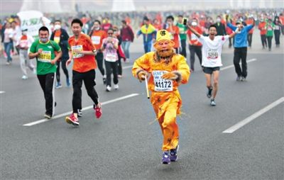 長安街，一名打扮成孫悟空的參賽者在北馬隊伍里飛奔。 本版攝影/新京報記者 吳江 李飛 王嘉寧 吳江