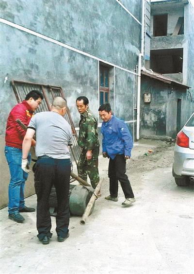 4個人在抬走電機等設(shè)備