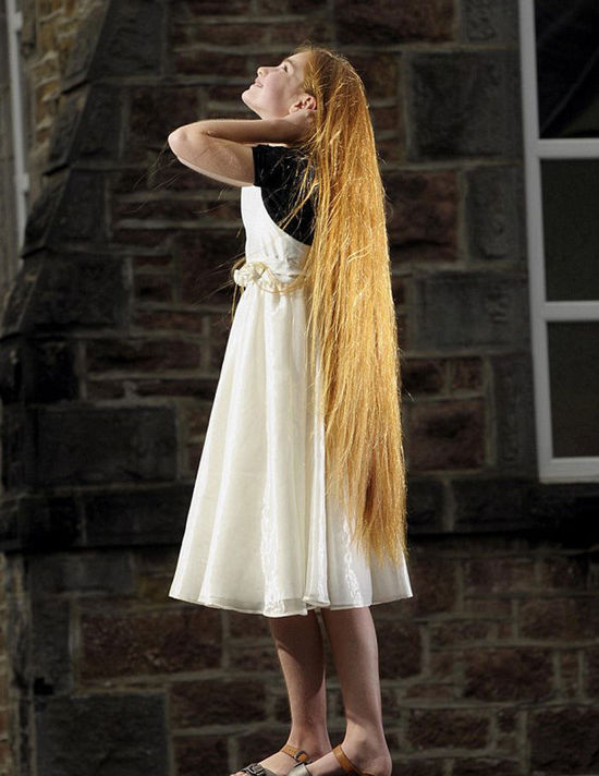 英國少女長發(fā)及膝 洗頭需1小時(組圖) 英國少女長發(fā)及膝 洗頭需1小時(組圖)