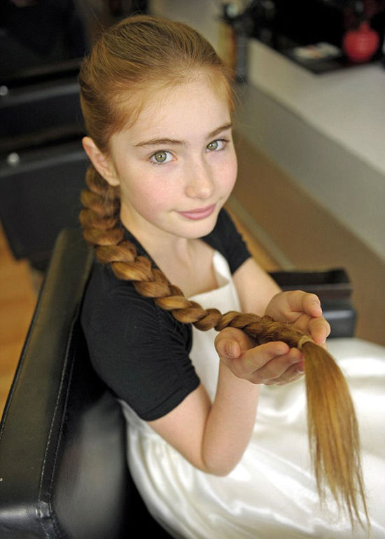 英國少女長發(fā)及膝 洗頭需1小時(組圖) 英國少女長發(fā)及膝 洗頭需1小時(組圖)