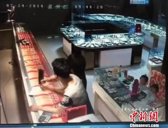 六旬廣場舞大媽徒手生擒持刀搶金店劫匪 六旬廣場舞大媽徒手生擒持刀搶金店劫匪