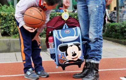 10月28日，記者對(duì)成都市某小學(xué)學(xué)生的書(shū)包進(jìn)行稱重，該學(xué)生書(shū)包的重量為7.8公斤。