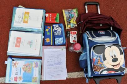 重7.8公斤的書(shū)包內(nèi)所裝物品。