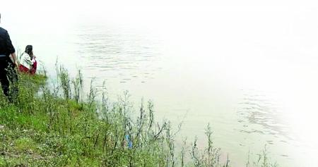 涉事男子和前女友,呆滯地望著滾滾江水。 田女士供圖