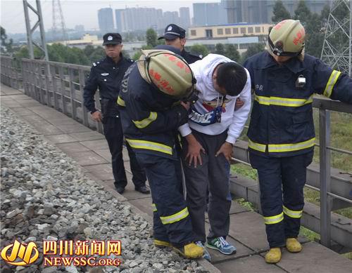 18歲少年走鐵軌被過(guò)路火車嚇癱 無(wú)法行走被架走 18歲少年走鐵軌被過(guò)路火車嚇癱 無(wú)法行走被架走