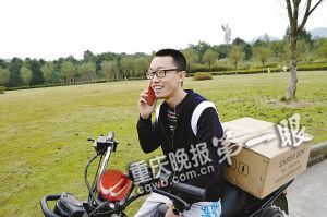 在推銷路上，黃鑫接到一位女生要衛(wèi)生巾的電話，顯得十分高興。