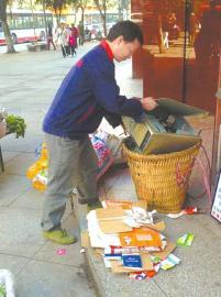 王光偉靠收廢品拾荒為生，每月僅有1000元的微薄收入。