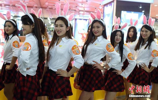 11月11日晚，一百位統(tǒng)一打扮的“兔女郎”現(xiàn)身南京新街口，逛街看電影玩快閃，走到哪里都被圍觀。