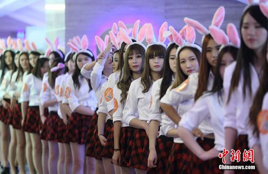 11月11日晚，一百位統(tǒng)一打扮的“兔女郎”現(xiàn)身南京新街口，逛街看電影玩快閃，走到哪里都被圍觀。