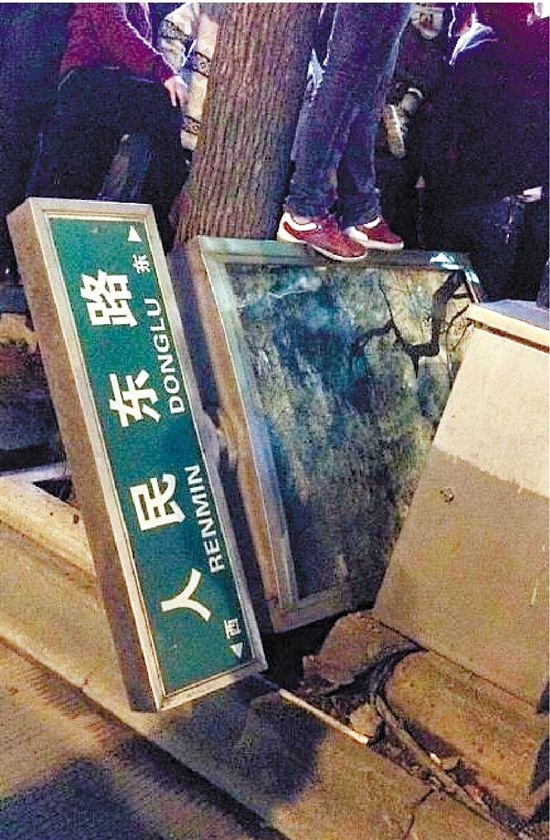 路牌都踩翻，還有人上了樹，城管不出手，也確實不大合適。