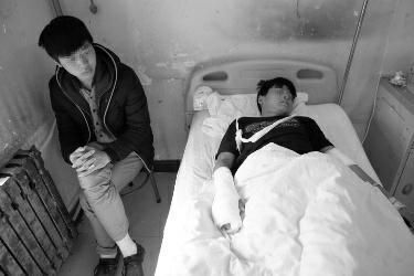 17歲男生學(xué)校食堂正吃飯被人砍斷三根手指 17歲男生學(xué)校食堂正吃飯被人砍斷三根手指