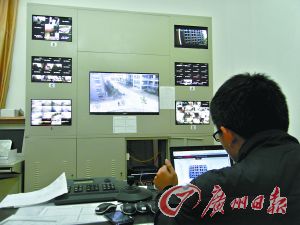 監(jiān)控室就可以看到男生宿舍樓的情況。