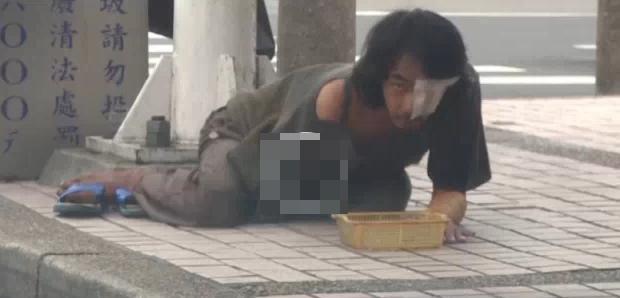 臺(tái)灣一乞丐伏地假裝乞討 偷窺過(guò)路女子裙底