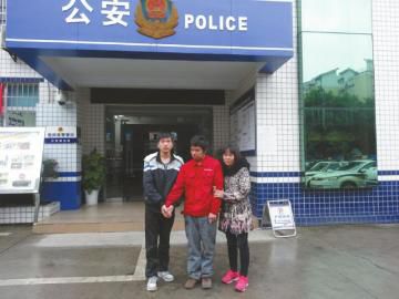 王江中和弟弟、大姑離開東南派出所前的合影。張文敏攝