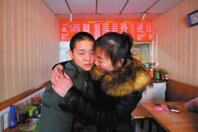 何女士找到了兒子小新后，把兒子緊緊抱在懷里。京華時報(bào)記者趙思衡攝