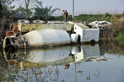 12月23日，側(cè)翻在荷塘的罐車。