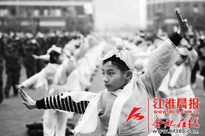 學(xué)生們在進(jìn)行集體武術(shù)操展示。