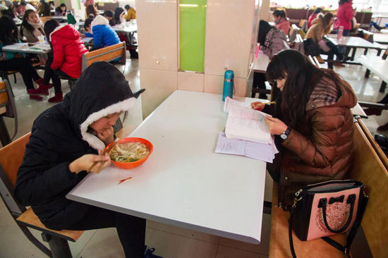 圖為在食堂內(nèi)復(fù)習(xí)的學(xué)生。
