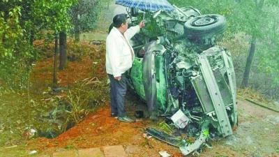 好心的路人為傷者撐傘遮雨。通訊員李鵬程 攝