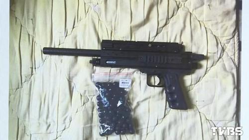 林姓男子使用的瓦斯鎮(zhèn)暴槍。圖自TVBS網(wǎng)站