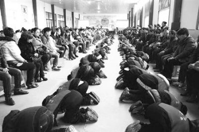 學(xué)生們?cè)诶蠋煹闹笇?dǎo)下，一起給父母下跪謝恩。微博截圖