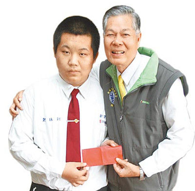 校長稱贊鄭詠釧（左）處變不驚，頒發(fā)2000元臺幣紅包“壓驚”，并記一大功。