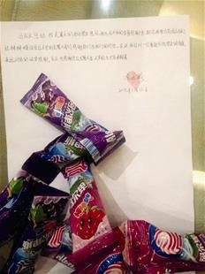 為表謝意，他特意買來20根棒棒糖送給民警。